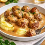 Unwiderstehliche Hackbällchen in cremiger Sauce mit Kartoffelpüree