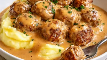 Unwiderstehliche Hackbällchen in cremiger Sauce mit Kartoffelpüree