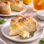 Saftiger Vanillekuchen auf einem Teller mit bunten Dekorationen