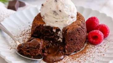 Warmer Schokokuchen mit flüssigem Kern, auch bekannt als Lava Cake, appetitlich serviert.