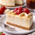 Leckerer weißer Schokoladenkäsekuchen auf einem Teller mit Fruchtdekor