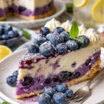 Weißer Schokolade Blaubeer Käsekuchen mit frischen Blaubeeren und Schokoladenglasur.