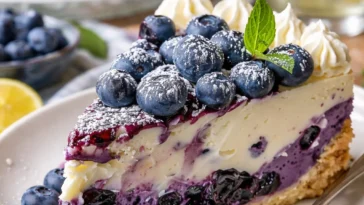 Weißer Schokolade Blaubeer Käsekuchen mit frischen Blaubeeren und Schokoladenglasur.