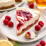 Delikater White Chocolate Raspberry Cheesecake mit frischen Himbeeren und Schokoladensauce