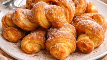 Leckere Zimt-Drehungen frisch gebacken auf einem Teller