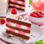 Zitronen-Himbeer-Torte auf einem dekorativen Teller, perfekt für jeden Anlass