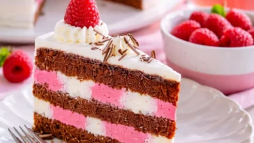 Zitronen-Himbeer-Torte auf einem dekorativen Teller, perfekt für jeden Anlass