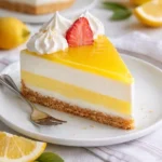 Zitronen Joghurt Torte mit frischem Obst und cremiger Textur, ein Genuss für die Sinne.