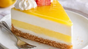 Zitronen Joghurt Torte mit frischem Obst und cremiger Textur, ein Genuss für die Sinne.