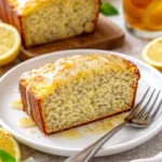 Zitronen-Mohn-Kuchen frisch gebacken in einer ansprechenden Backform