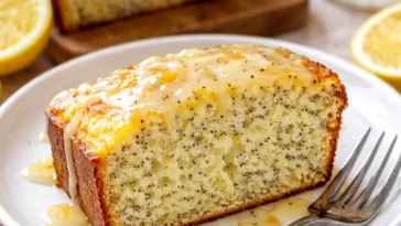 Zitronen-Mohn-Kuchen frisch gebacken in einer ansprechenden Backform