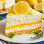 Sliced Zitronen-Mousse-Kuchen auf einem Teller, dekoriert mit Zitronenscheiben.