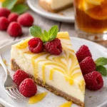 Zitronencreme-Käsekuchen auf einem Teller mit frischen Zitronenscheiben