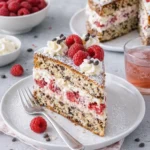 Ameisentorte mit Quark und Himbeeren auf einem Teller