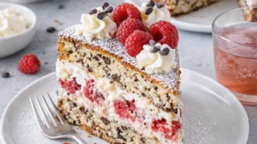 Ameisentorte mit Quark und Himbeeren auf einem Teller