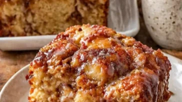 Süßes Apfel-Zimt-Schneckenbrot frisch gebacken auf einem Holzbrett