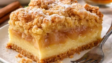 Saftiger Apfelkuchen mit Streuseln auf einem Teller serviert.