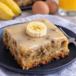Saftige Bananenbrot Brownies auf einem Teller, köstlich und einfach gemacht.