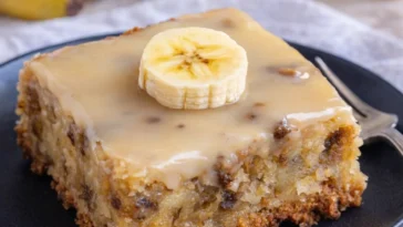 Saftige Bananenbrot Brownies auf einem Teller, köstlich und einfach gemacht.