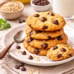 Leckere Bananenplätzchen auf einem Teller mit frischen Bananen