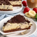 Bananensplitttorte mit Sahne und Schokoladensauce