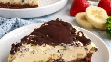 Bananensplitttorte mit Sahne und Schokoladensauce