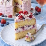Beeren Mascarpone-Torte mit frischen Beeren und cremiger Mascarponefüllung