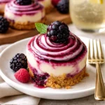 Beerenwirbel-Käsekuchen-Bisse mit frischen Beeren und cremiger Füllung