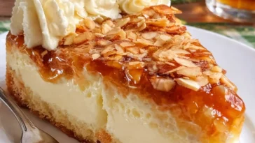 Bienenstich-Käsekuchen mit leckerem Belag und goldbraunem Teig