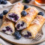 Blaubeer-Blintzes mit Crêpe-Füllung auf einem Teller