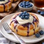Blaubeer-Zimt-Brötchen frisch aus dem Ofen mit Blaubeeren und Zimt