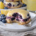 Blaubeer-Zitronen-Plätzchen auf einem Teller, frisch gebacken und bereit zum Genießen
