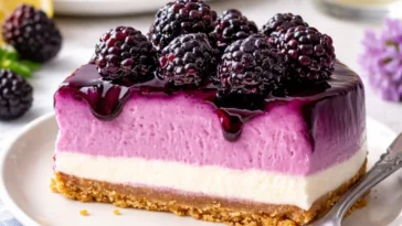 Brombeer-Käsekuchen mit frischen Brombeeren und cremiger Käsefüllung