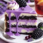 Brombeer-Lavendel-Kuchen mit frischen Beeren und blühendem Lavendel