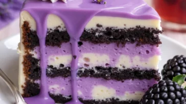 Brombeer-Lavendel-Kuchen mit frischen Beeren und blühendem Lavendel