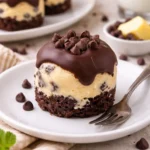 Brownie Bites mit Schokoladenkeksteig auf einem Teller