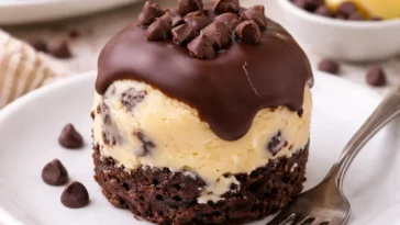 Brownie Bites mit Schokoladenkeksteig auf einem Teller