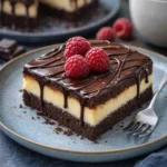 Ein köstlicher Brownie-Käsekuchen als Geburtstagstorte, dekoriert und ansprechend angerichtet.