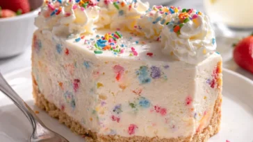 Bunter Funfetti Geburtstagskäsekuchen ohne Backen für deinen besonderen Tag