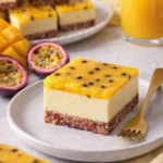 Vegane Mango-Cheesecake-Riegel auf einem Teller angerichtet