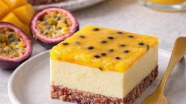 Vegane Mango-Cheesecake-Riegel auf einem Teller angerichtet