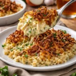 Cremiges Zwiebel-Hühnchen-Reis mit frischen Zutaten und Aromen