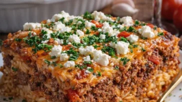 Griechischer Kritharaki-Hackauflauf mit Feta in einer Auflaufform