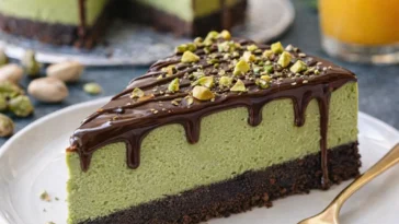 Dekadenter Pistazien-Creme-Käsekuchen mit Schokoladen-Drizzle