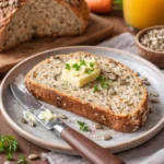 Dinkel-Joghurt-Brot mit Möhren - leckeres Rübli-Brot auf einem Holzbrett