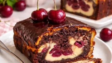 Donauwelle Kastenform mit Schichten aus Schokoladen- und Vanilleteig