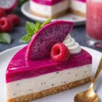 Leckerer Drachenfrucht-Käsekuchen mit einer cremigen Füllung und fruchtigem Topping