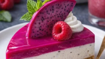 Leckerer Drachenfrucht-Käsekuchen mit einer cremigen Füllung und fruchtigem Topping