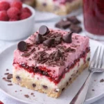 Dunkle Schokoladen-Himbeer-Pie-Riegel mit frischen Himbeeren und reichhaltiger Schokolade