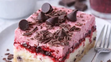 Dunkle Schokoladen-Himbeer-Pie-Riegel mit frischen Himbeeren und reichhaltiger Schokolade